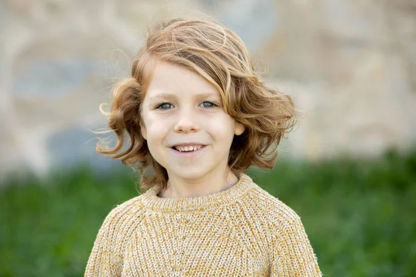 Uzun Saçlı Komik Sarışın Çocuk — Stok fotoğraf