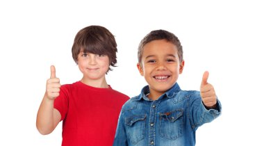 Beyaz bir arka planda iki çocuk OK diyor.