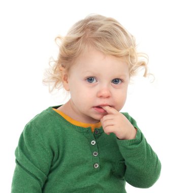 Beyaz arka planda yeşil tişörtlü güzel sarışın çocuk.