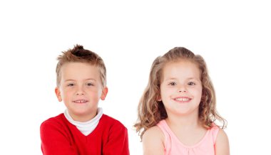 İki komik kardeş beyaz arka planda izole edilmiş kameraya bakıyor.