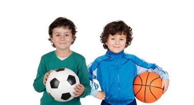 Beyaz arka planda izole edilmiş futbol ve basket topları olan sınıf arkadaşları
