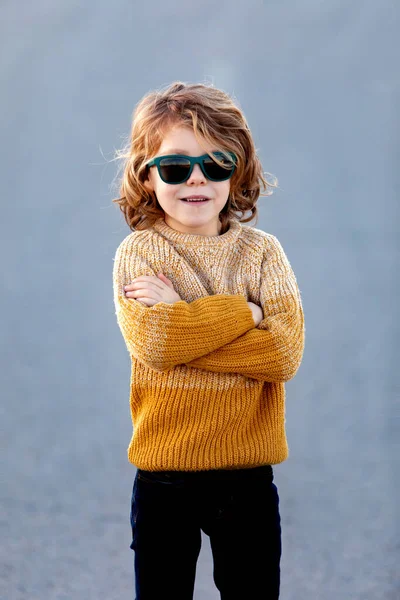 Enfant Drôle Avec Maillot Jaune Lunettes Soleil Sur Une Route — Photo