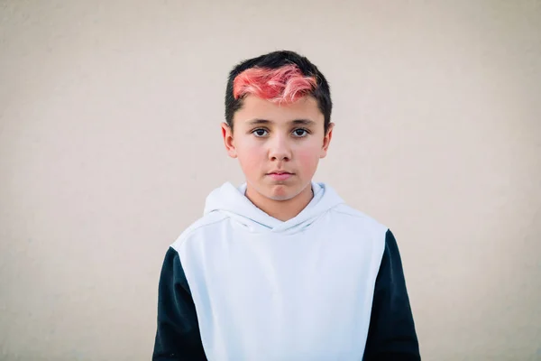 Nastolatek Chłopiec Włosy Pomalowane Czerwono Zewnątrz — Zdjęcie stockowe