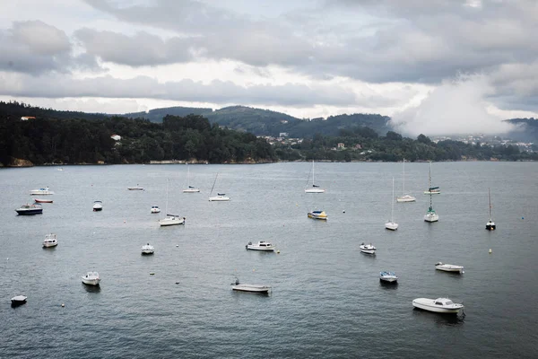 Belas Vistas Costa Norte Espanhola Com Pequenos Barcos — Fotografia de Stock