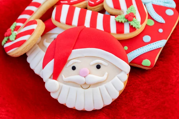 Biscoitos Natal Com Rosto Papai Noel Fundo Pele Vermelha — Fotografia de Stock