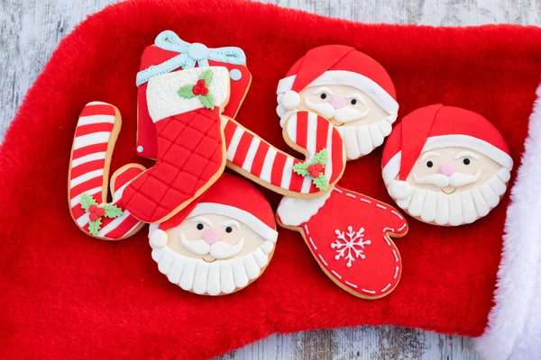 Biscoitos Natal Com Rosto Papai Noel Fundo Pele Vermelha — Fotografia de Stock