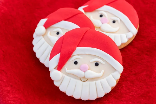 Biscoitos Natal Com Rosto Papai Noel Fundo Pele Vermelha — Fotografia de Stock