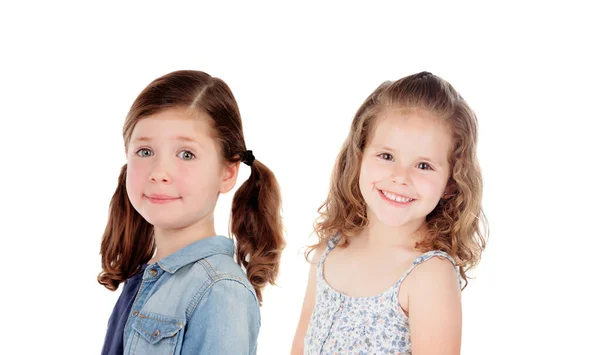 Δύο Καυκάσια Κορίτσια Κοιτάζουν Την Κάμερα Απομονωμένη Λευκό Φόντο — Φωτογραφία Αρχείου
