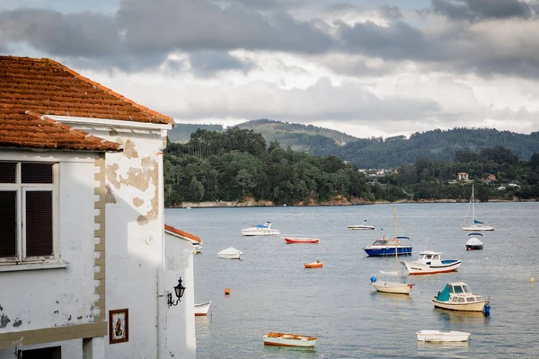 Bella Vista Sulla Costa Settentrionale Spagnola Con Piccole Barche — Foto Stock