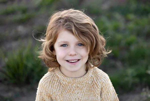 Niño Rubio Feliz Con Camiseta Amarilla Día Soleado — Foto de Stock