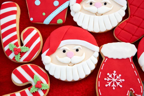 Різдвяне Печиво Санта Обличчям Тлі Червоної Лихоманки — стокове фото