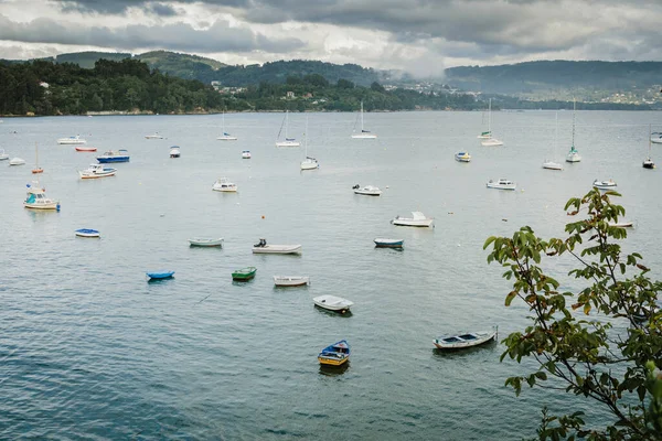 Belas Vistas Costa Norte Espanhola Com Pequenos Barcos — Fotografia de Stock