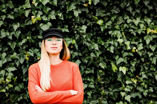 Bella Ragazza Hipster Con Occhiali Cappello Moda — Foto Stock