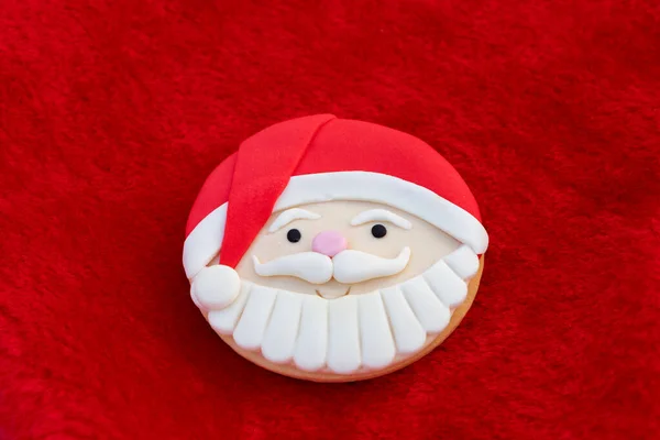 Biscuits Noël Avec Santa Face Sur Fond Fourrure Rouge — Photo