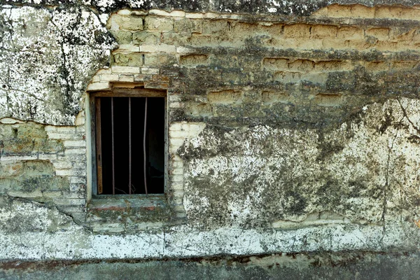 Ventana Con Barras Oxidadas Fachada Una Casa Antigua — Foto de Stock