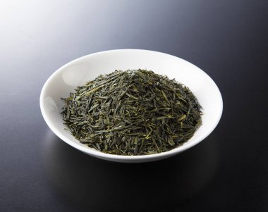 izole üzerinde siyah arka plan yeşil çay yaprakları