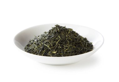 Beyaz arkaplanda yeşil çay yaprakları