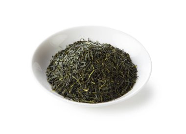 Beyaz arkaplanda yeşil çay yaprakları