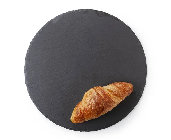 Croissant Fresco Sobre Fondo Pizarra Negra — Foto de Stock