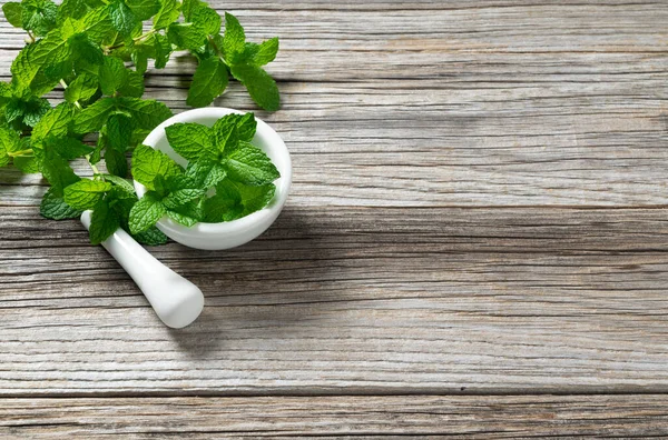 Mint Leaves Mortar Placed Old Wooden Background Copy Space — Stock Photo, Image