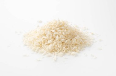 Beyaz arkaplana yerleştirilen kırıntılar bir açıdan fotoğraflandı.