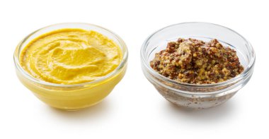 Beyaz arka planda iki çeşit hardal sosu var.