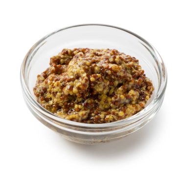 Cam kasedeki hardal sosu beyaz arka planda.