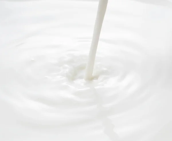 Primo Piano Del Luogo Versamento Del Latte Onde Schizzi — Foto Stock