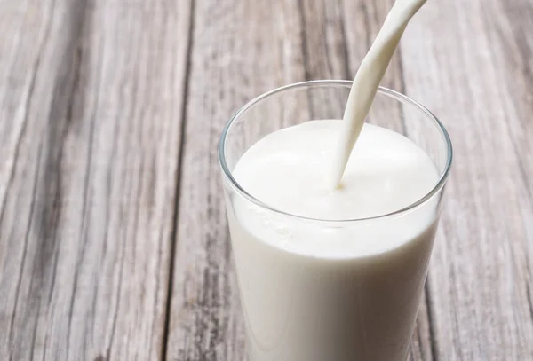 Närbild Hälla Mjölk Ett Glas Som Mot Bakgrund Ett Gammalt — Stockfoto