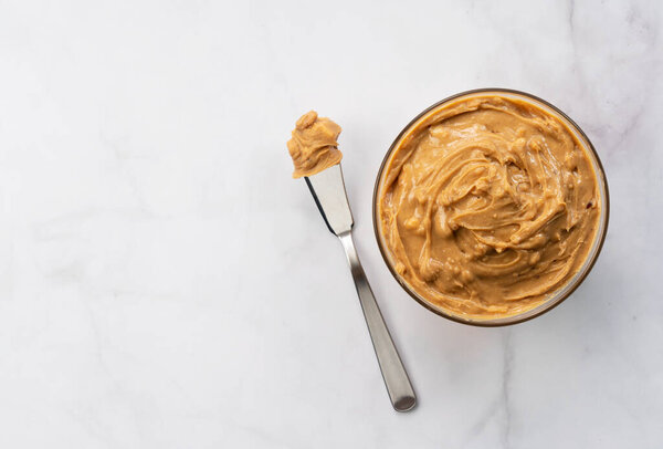 Вид сверху на арахисовое масло на фоне камня с копировальным пространством
