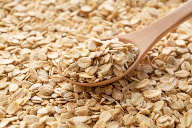 Ekrandaki yulaf ezmesinin üzerine yerleştirilmiş tahta kaşığı kapat..