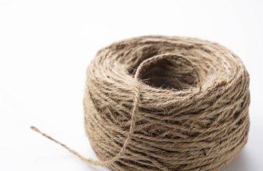 Beyaz arka plana yerleştirilmiş kenevir kablosunun yakın plan görüntüsü