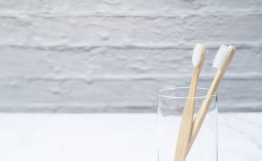 Bambu bir diş fırçası mermer bir sırtüstü dizilmiş.