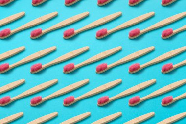 Diş fırçaları düzenli olarak mavi arkaplanda düzenlenir