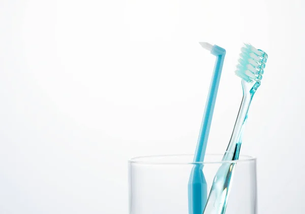 Зубна Щітка Скляній Чашці Білому Тлі — стокове фото