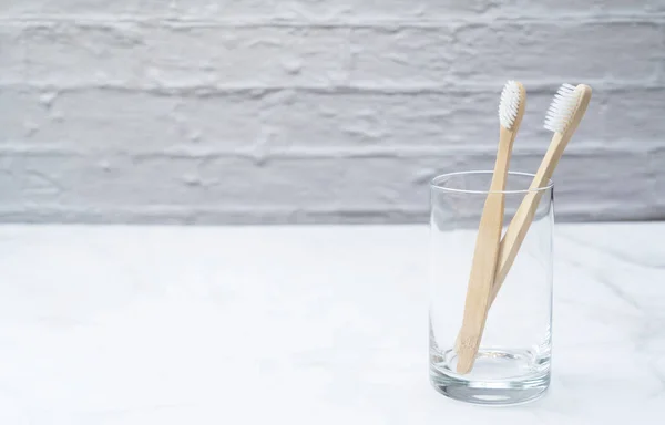 Cepillo Dientes Bambú Una Taza Colocada Sobre Fondo Mármol — Foto de Stock