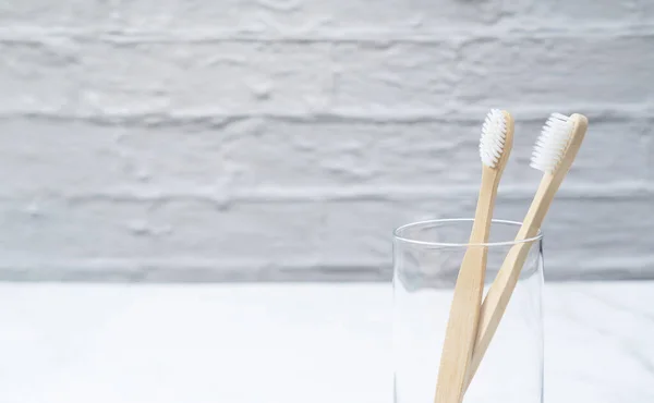 Бамбукова Зубна Щітка Чашці Встановленої Мармуровому Фоні — стокове фото
