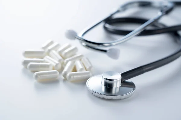 Ein Stethoskop Und Medikamente Auf Weißem Hintergrund Medizinisches Image — Stockfoto