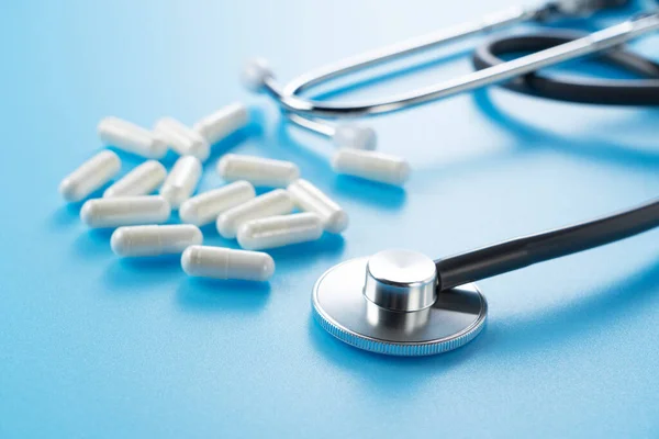 Ein Stethoskop Und Tabletten Auf Blauem Hintergrund Medizinisches Image — Stockfoto