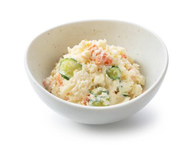 Beyaz arka planda patates salatası.