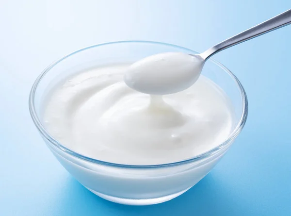 Joghurt Egy Üvegtálban Egy Kanál Joghurt — Stock Fotó