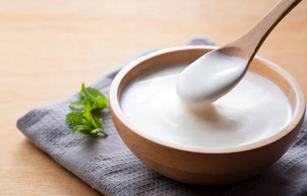 Cucchiaio Yogurt Una Ciotola Legno — Foto Stock