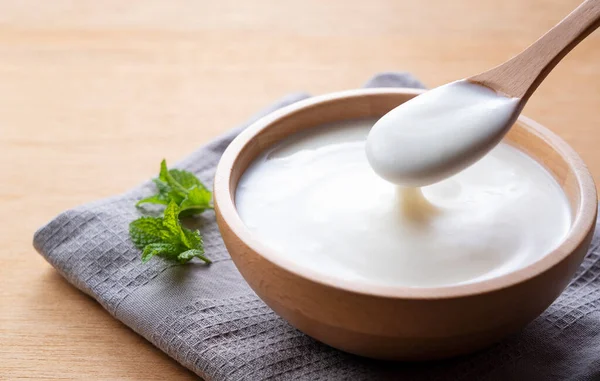 Cucchiaio Yogurt Una Ciotola Legno — Foto Stock