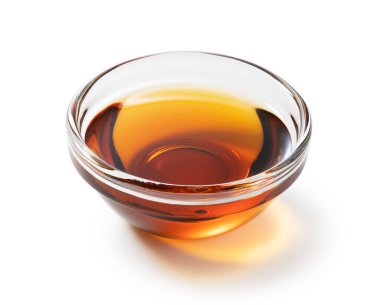 Cam kasedeki susam yağı beyaz arka planda.