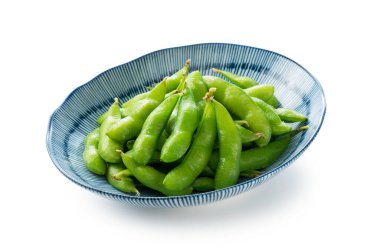 Beyaz arkaplanda Japon edamame