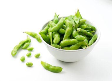 Beyaz arkaplanda Japon edamame