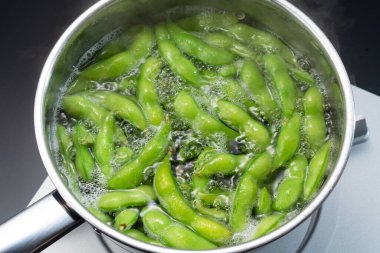 Edamame 'yi tencerede pişir.