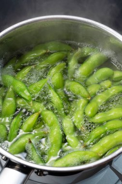 Edamame 'yi tencerede pişir.