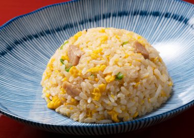 Kızarmış pirinci mavi bir tabakta yakın.