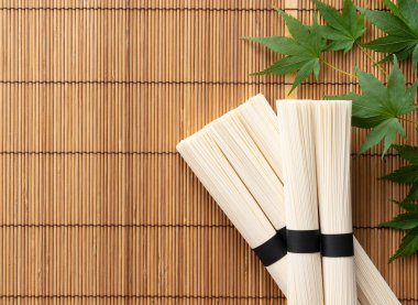 Japon eriştesi buğday unundan yapılmış.